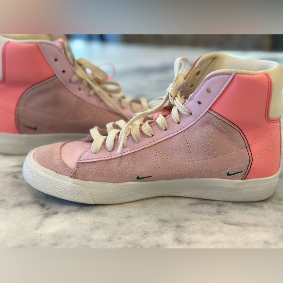 Nike Blazer Mid '77 SE Sneaker (Youth 5.5) - Picture 4 of 6